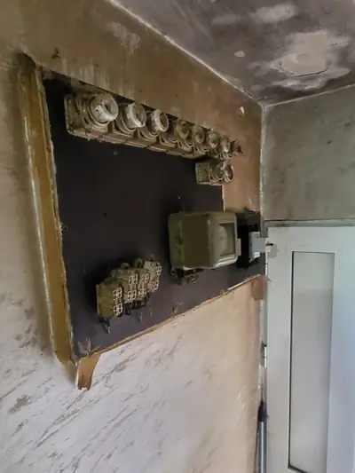 Stara tabla prije zamjene – električar Podgorica